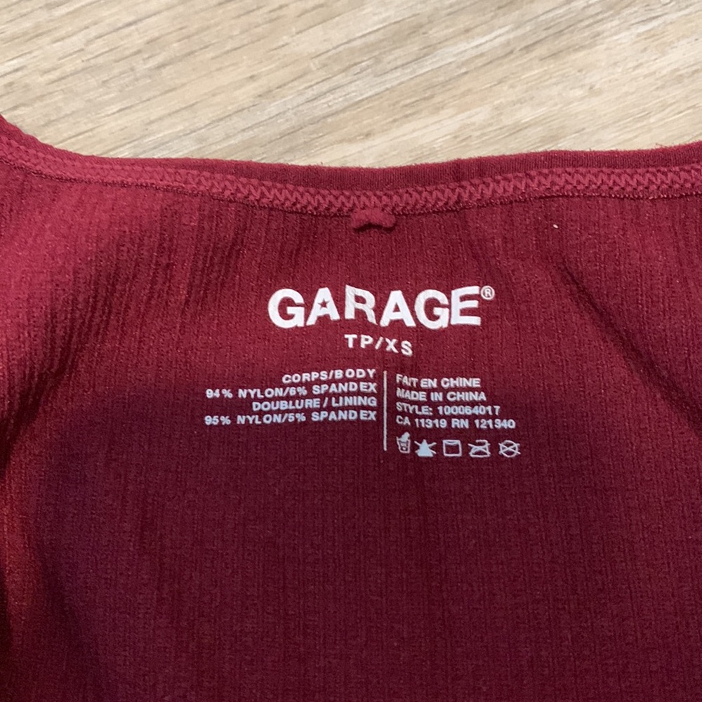 V-Neck Seamless Ribbed Tank - Picture 4 of 4